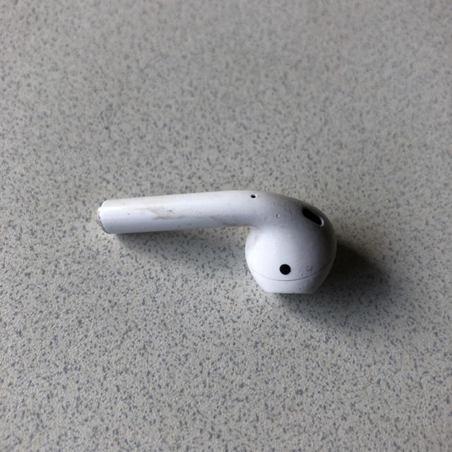 Apple(アップル)のAirPods 右耳のみ スマホ/家電/カメラのオーディオ機器(ヘッドフォン/イヤフォン)の商品写真