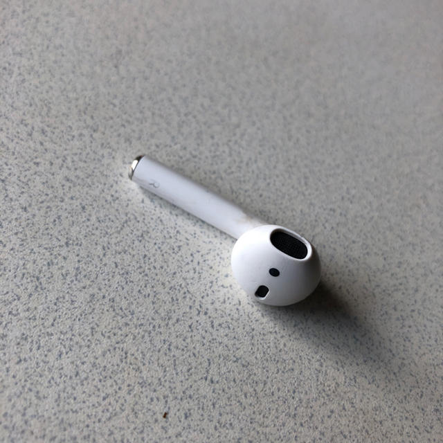 Apple(アップル)のAirPods 右耳のみ スマホ/家電/カメラのオーディオ機器(ヘッドフォン/イヤフォン)の商品写真