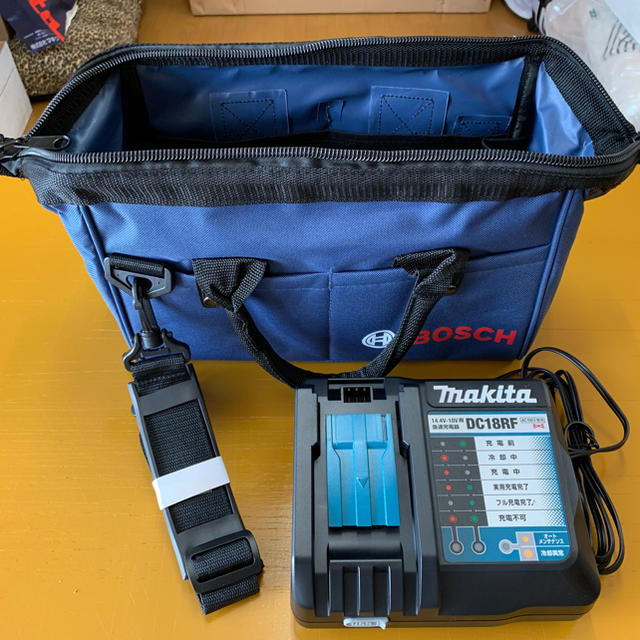 Makita(マキタ)のマキタ 充電器 DC18RF 新品箱無し、ボッシュのバック付 インテリア/住まい/日用品のインテリア/住まい/日用品 その他(その他)の商品写真