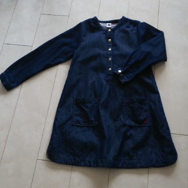 PETIT BATEAU(プチバトー)のプチバトー8ans／126 デニムワンピース キッズ/ベビー/マタニティのキッズ服女の子用(90cm~)(ワンピース)の商品写真