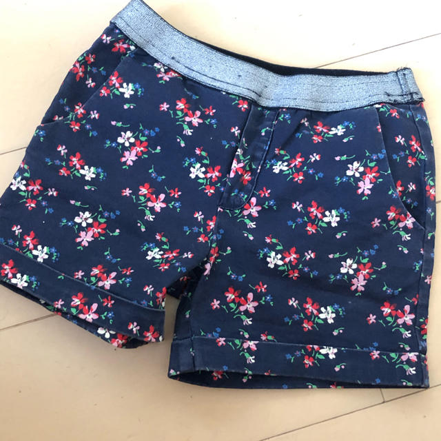 GAP Kids(ギャップキッズ)のGAP 花柄 ショートパンツ ギャップ m 8-9 130cm ネイビー キッズ/ベビー/マタニティのキッズ服女の子用(90cm~)(パンツ/スパッツ)の商品写真