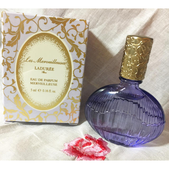 Les Merveilleuses LADUREE(レメルヴェイユーズラデュレ)のラデュレ オードパルファンメルヴェイユーズ5ml コスメ/美容の香水(香水(女性用))の商品写真