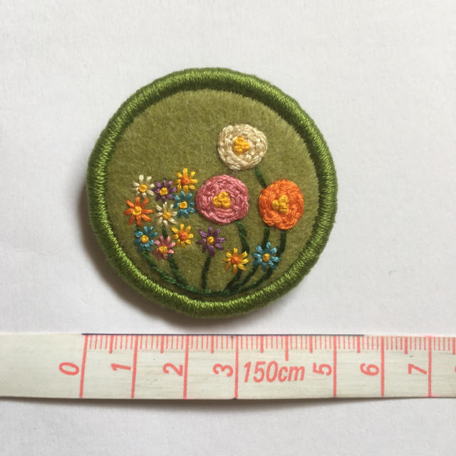 234.お花の刺繍ブローチ✴︎受注製作 ハンドメイドのアクセサリー(コサージュ/ブローチ)の商品写真