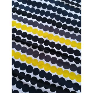 マリメッコ(marimekko)のマリメッコ　marimekko rasymatto 　ドット　イエロー　布　黄(生地/糸)