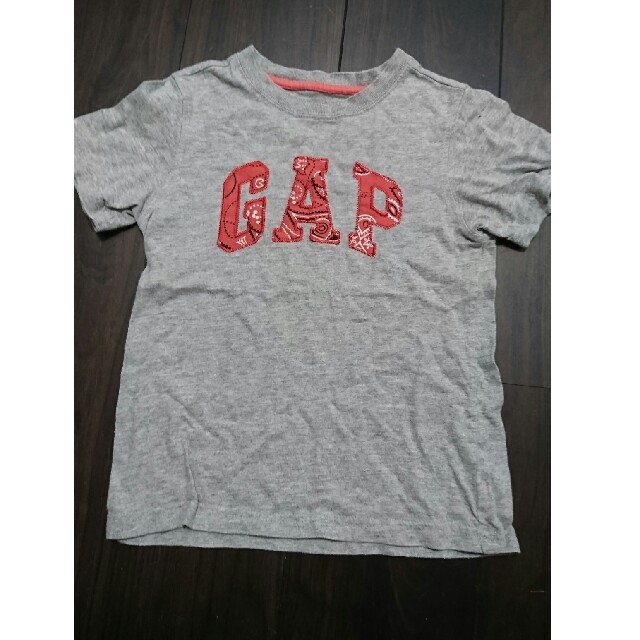 babyGAP(ベビーギャップ)のGapペイズリーロゴTシャツ キッズ/ベビー/マタニティのキッズ服男の子用(90cm~)(Tシャツ/カットソー)の商品写真