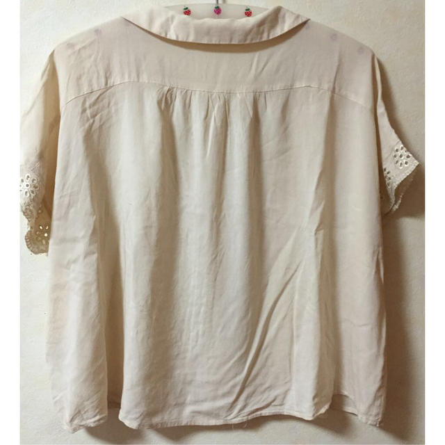 w closet(ダブルクローゼット)の襟付き花刺繍のトップス レディースのトップス(シャツ/ブラウス(半袖/袖なし))の商品写真