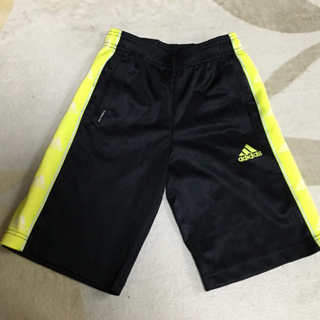 adidas(アディダス)のadidas アディダス ハーフパンツ  130 キッズ/ベビー/マタニティのキッズ服男の子用(90cm~)(パンツ/スパッツ)の商品写真