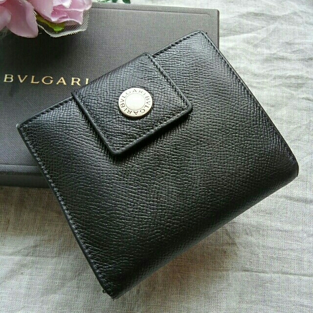 BVLGARI(ブルガリ)のBVLGARI ロゴマニア　グレインレザー　二つ折り　Wホック　黒 メンズのファッション小物(折り財布)の商品写真