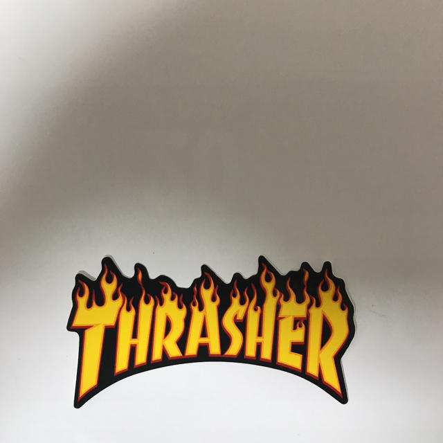 THRASHER(スラッシャー)の【縦5.2cm横10.2cm】THRASHER ファイアーロゴステッカー 小 自動車/バイクのバイク(ステッカー)の商品写真