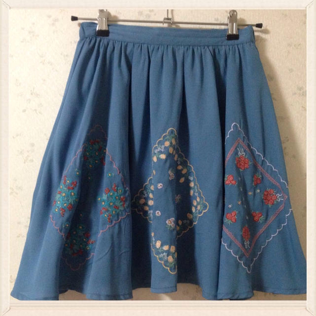 Par Avion(パラビオン)のハンカチ刺繍スカート レディースのスカート(ひざ丈スカート)の商品写真