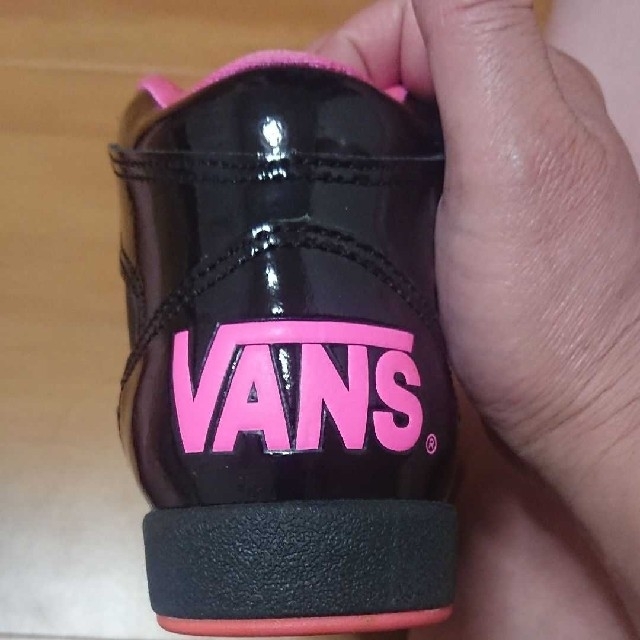 VANS(ヴァンズ)のお値下げ VANS ハイカットスニーカー 黒22.5 新品未使用 レディースの靴/シューズ(スニーカー)の商品写真