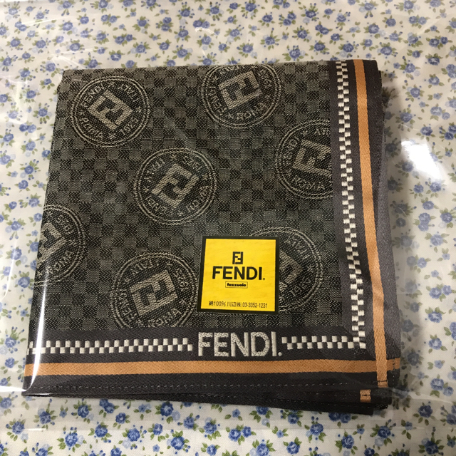 FENDI(フェンディ)の【pontago007様専用】FENDIタオルsetDior&FENDIハンカチ インテリア/住まい/日用品の日用品/生活雑貨/旅行(タオル/バス用品)の商品写真