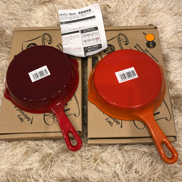 LE CREUSET(ルクルーゼ)の【新品】ホーロースキレットパン 2個セット インテリア/住まい/日用品のキッチン/食器(鍋/フライパン)の商品写真