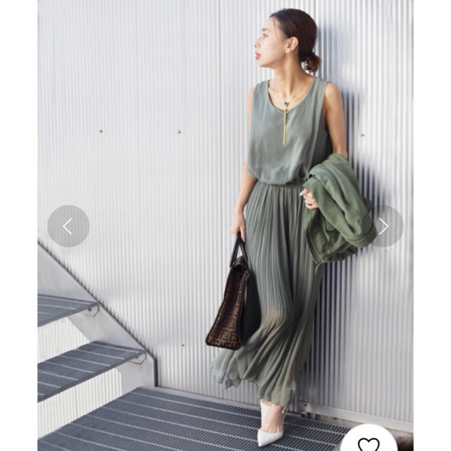 Ameri VINTAGE(アメリヴィンテージ)のAMERI SHIRRING CHIFFON DRESS カーキ レディースのワンピース(ロングワンピース/マキシワンピース)の商品写真