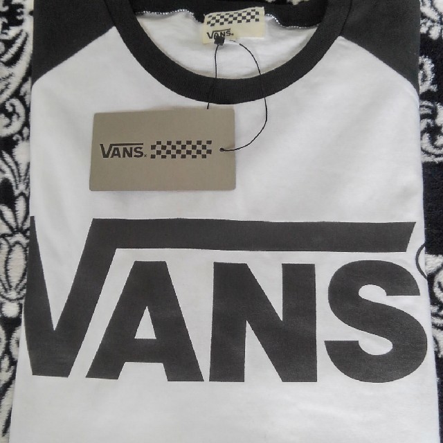 VANS(ヴァンズ)のVANS《新品》バンズステッカーロゴ🏁Tシャツ(七分袖)白×黒　W／Mサイズ レディースのトップス(Tシャツ(長袖/七分))の商品写真