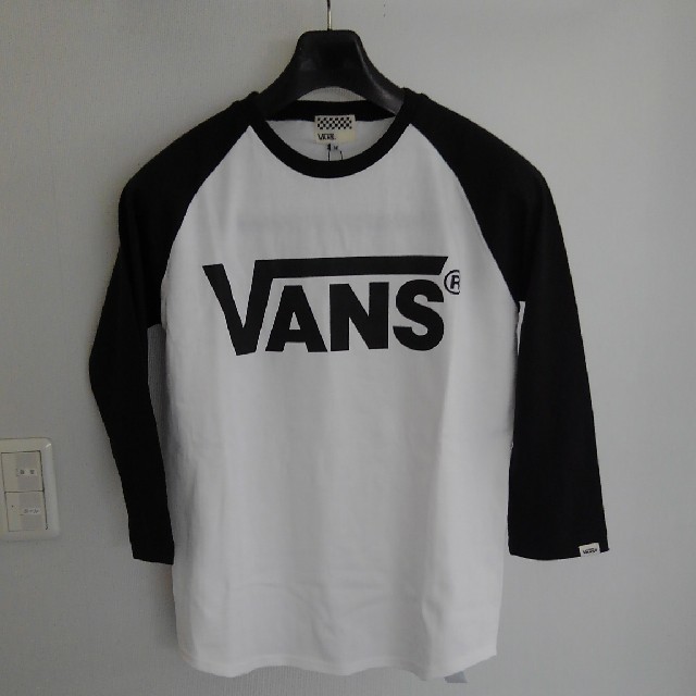 VANS(ヴァンズ)のVANS《新品》バンズステッカーロゴ🏁Tシャツ(七分袖)白×黒　W／Mサイズ レディースのトップス(Tシャツ(長袖/七分))の商品写真