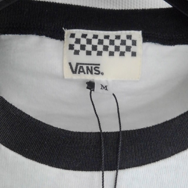 VANS(ヴァンズ)のVANS《新品》バンズステッカーロゴ🏁Tシャツ(七分袖)白×黒　W／Mサイズ レディースのトップス(Tシャツ(長袖/七分))の商品写真