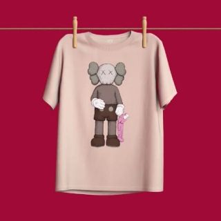 ユニクロ(UNIQLO)のトゥアン様専用●UNIQLO ✕KAWS 限定コラボTシャツ ピンク XL(Tシャツ/カットソー(半袖/袖なし))