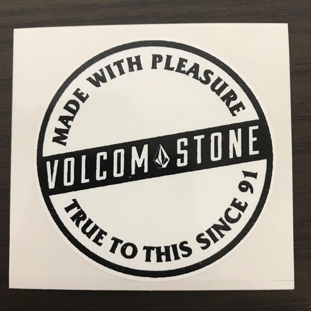volcom(ボルコム)の【縦6.8cm横7.2cm】VOLCOM ステッカー 自動車/バイクのバイク(ステッカー)の商品写真
