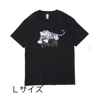 フラグメント(FRAGMENT)のＬサイズ QUCON TORANOSUKE TEE BLACK(Tシャツ/カットソー(半袖/袖なし))