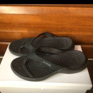 クロックス(crocs)のクロックス　crocs ビーチサンダル　黒　w5 22.5cm 23cm(サンダル)