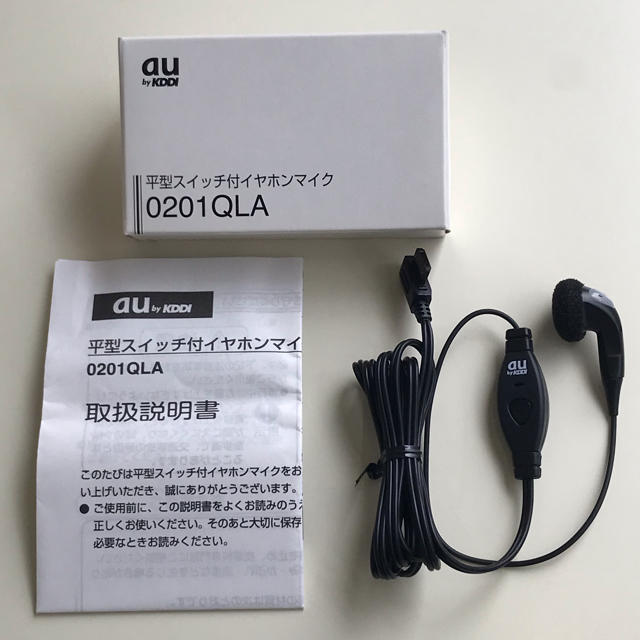 au(エーユー)の平型 スイッチ付 イヤホンマイク 0201QLA au スマホ/家電/カメラのオーディオ機器(ヘッドフォン/イヤフォン)の商品写真