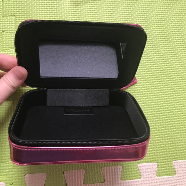 Yves Saint Laurent Beaute(イヴサンローランボーテ)の新品 イヴサンローラン ノベルティポーチ レディースのファッション小物(ポーチ)の商品写真