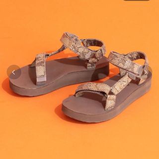 テバ(Teva)の別注 TEVAパイソンプリントMIDFORM UNIVERSAL(サンダル)