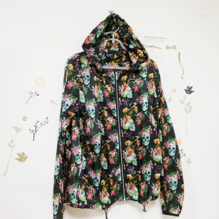 ザラ(ZARA)のZARA　総柄　スカル　花柄　ナイロンパーカー(ナイロンジャケット)