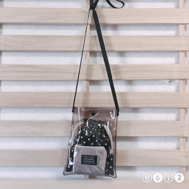 Kastane(カスタネ)のクリアバッグ ショルダーバッグ ドッド柄巾着 シルバーポーチ 付き レディースのバッグ(ショルダーバッグ)の商品写真
