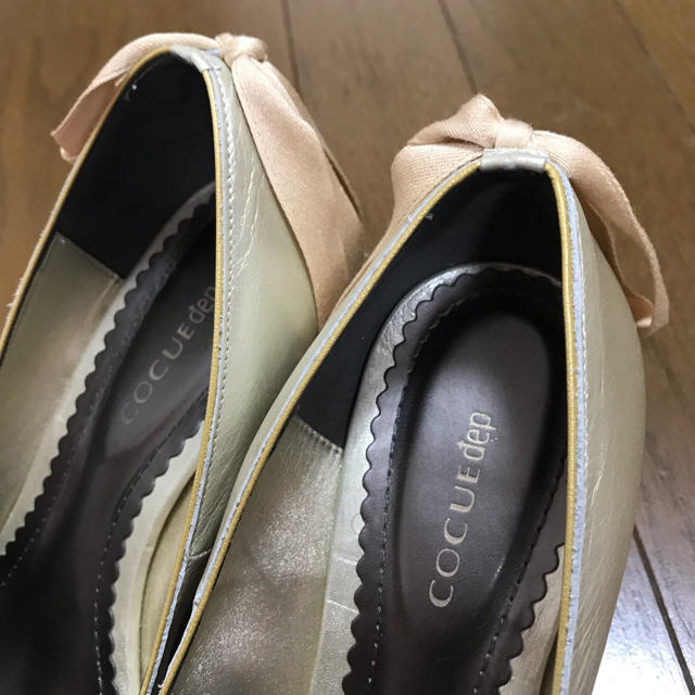 COCUE(コキュ)の美品♡ コキュ 結婚式 パンプス ゴールド バックリボン レディースの靴/シューズ(ハイヒール/パンプス)の商品写真