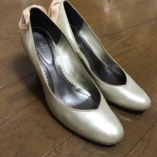 コキュ(COCUE)の美品♡ コキュ 結婚式 パンプス ゴールド バックリボン(ハイヒール/パンプス)