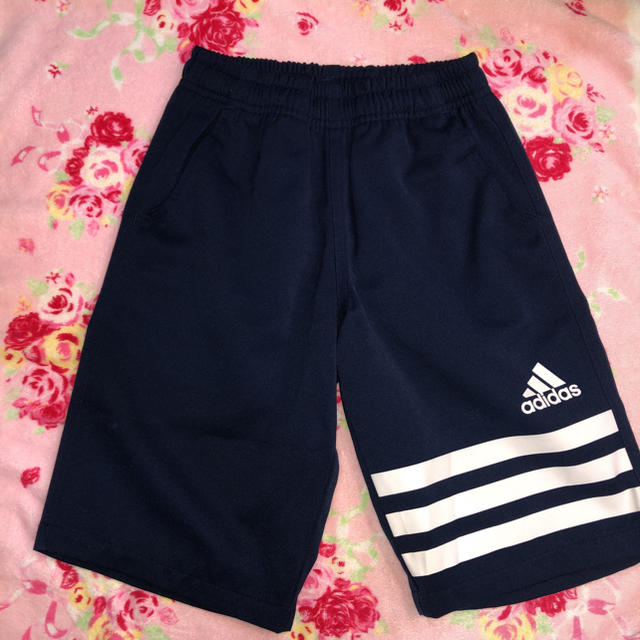 adidas(アディダス)のadidas ハーフパンツ 紺 130 キッズ/ベビー/マタニティのキッズ服男の子用(90cm~)(パンツ/スパッツ)の商品写真