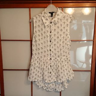 フォーエバートゥエンティーワン(FOREVER 21)のシャツ 新品 Ｓ〜Ｍ(シャツ/ブラウス(半袖/袖なし))