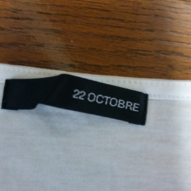 22 OCTOBRE(ヴァンドゥーオクトーブル)の22OCTOBRE 白いカットソー レディースのトップス(カットソー(半袖/袖なし))の商品写真