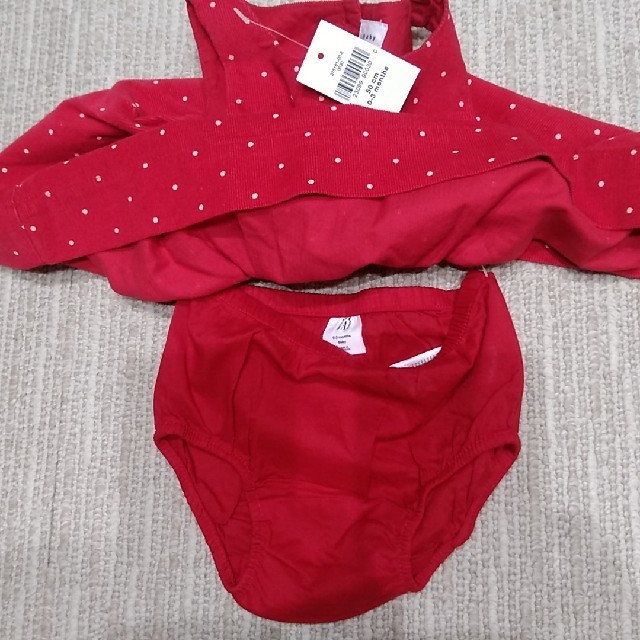 babyGAP(ベビーギャップ)のbaby GAP ワンピース 赤ドット ブルマ付き 50 キッズ/ベビー/マタニティのベビー服(~85cm)(ワンピース)の商品写真