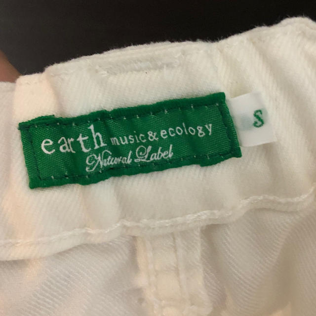 earth music & ecology(アースミュージックアンドエコロジー)の一度のみ。earth 白デニム膝丈スカート ストレッチあり レディースのスカート(ひざ丈スカート)の商品写真