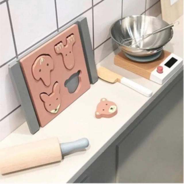 Caramel baby&child (キャラメルベビー&チャイルド)のKids Concept 木製おもちゃ クッキー作りセット♡ キッズ/ベビー/マタニティのおもちゃ(知育玩具)の商品写真