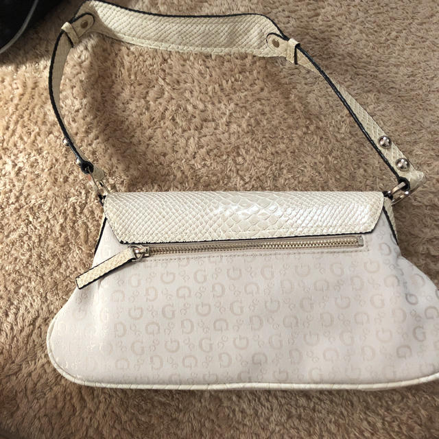 GUESS(ゲス)のguess バッグ レディースのバッグ(ショルダーバッグ)の商品写真