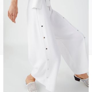 ザラ(ZARA)の完売ZARA 白ワイドレッグパンツ(バギーパンツ)