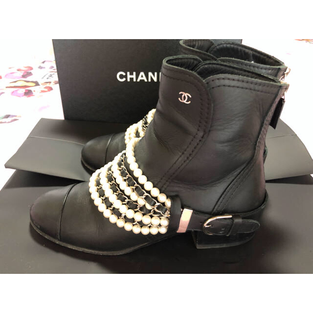 CHANEL(シャネル)のシャネル パール ショートブーツ 2018 レディースの靴/シューズ(ブーティ)の商品写真