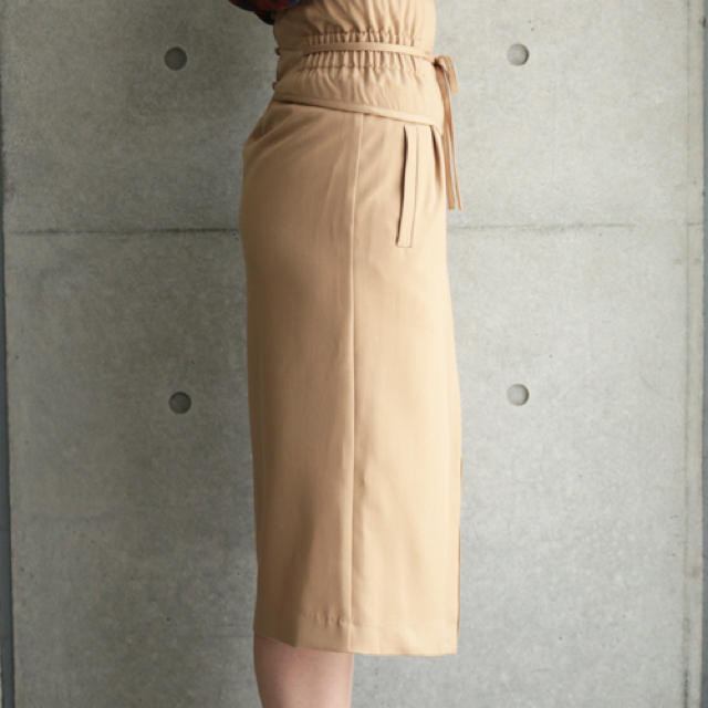 mysty woman(ミスティウーマン)のmisty wowanミスティウーマンコルセット付タイトスカートFグレージュ レディースのスカート(ひざ丈スカート)の商品写真