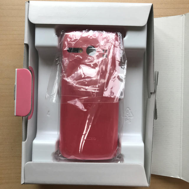 京セラ(キョウセラ)のGRATINA ピンク 新品 SIMロック解除済 KYF37 スマホ/家電/カメラのスマートフォン/携帯電話(携帯電話本体)の商品写真