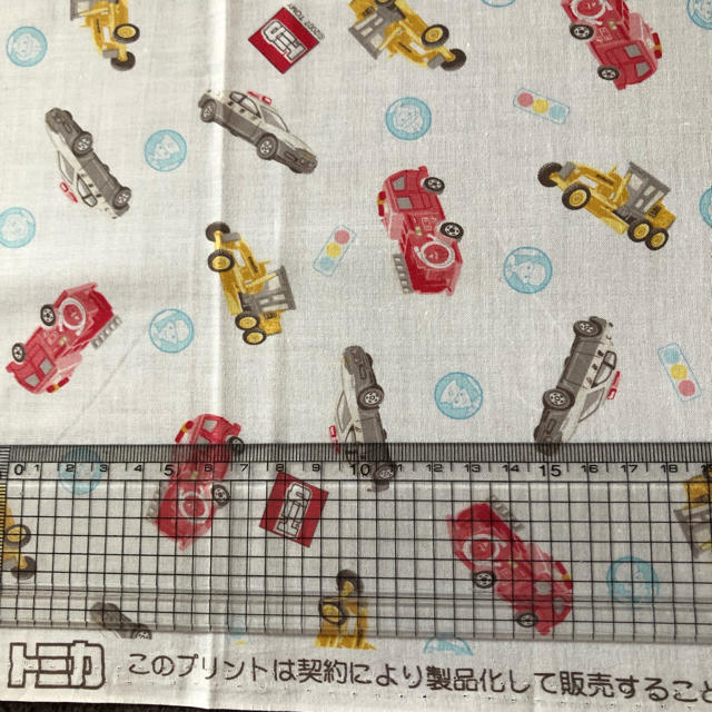 Takara Tomy(タカラトミー)の生地✂︎1m トミカ 白地 薄手 ハンドメイドの素材/材料(生地/糸)の商品写真