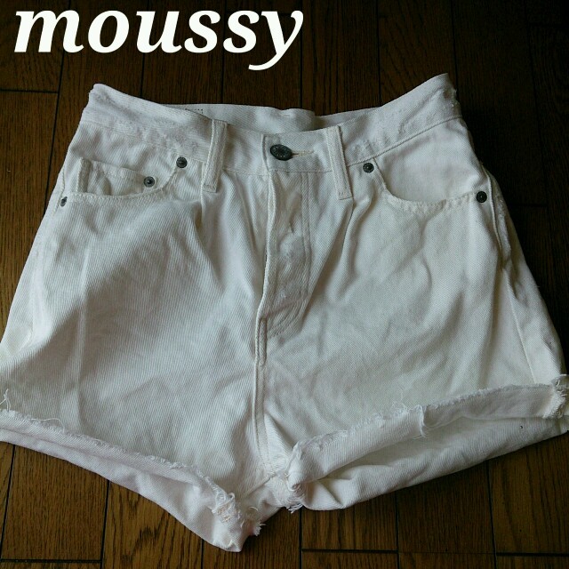 moussy(マウジー)のホワイトショートパンツ レディースのパンツ(ショートパンツ)の商品写真