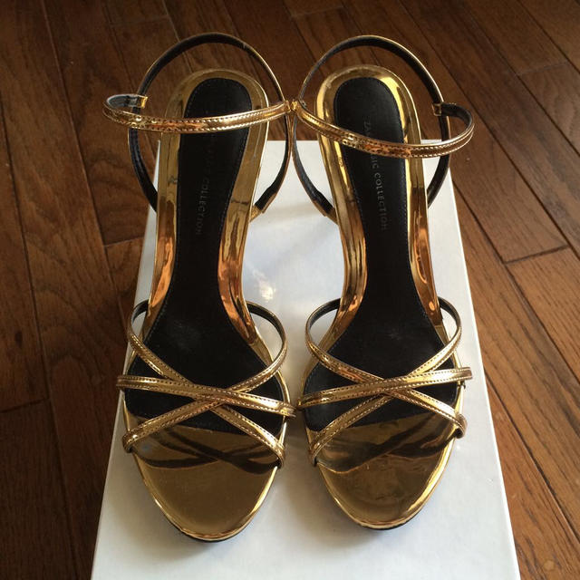 ZARA(ザラ)のZARA gold メタリックサンダル  レディースの靴/シューズ(サンダル)の商品写真