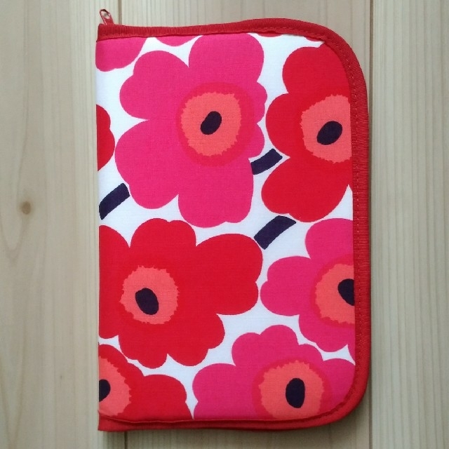 marimekko(マリメッコ)の【のえる様専用】マリメッコ柄母子手帳ケース キッズ/ベビー/マタニティのマタニティ(母子手帳ケース)の商品写真