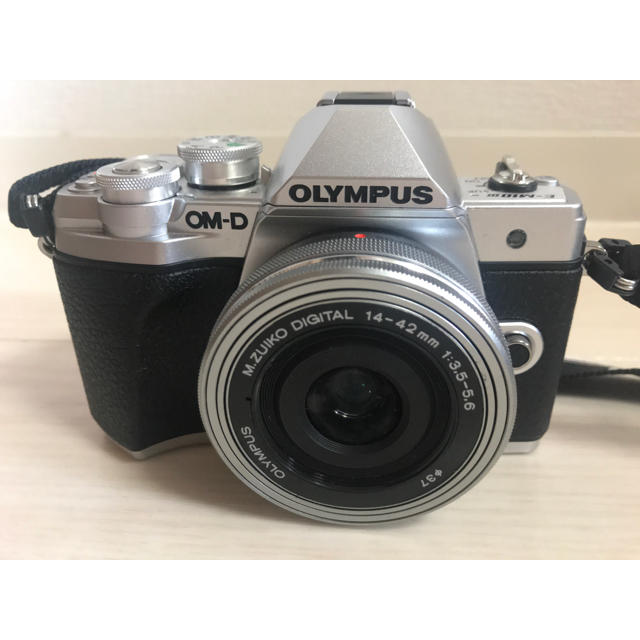 (ほぼ新品8点セット) OLYMPUS OM-D E-M10 Mark III スマホ/家電/カメラのカメラ(ミラーレス一眼)の商品写真