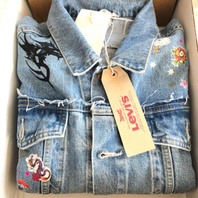 VETEMENTS sticker oversized denim jacket