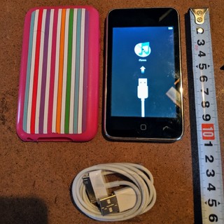 アイポッドタッチ(iPod touch)のApple iPod シルバー 8GB + 純正USBコード + シリコンケース(ポータブルプレーヤー)